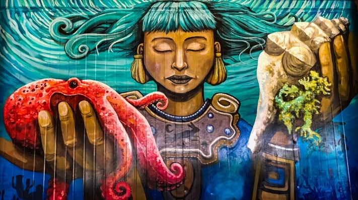 Mural de la diosa maya Ixchél en el club de playa IXI Beach