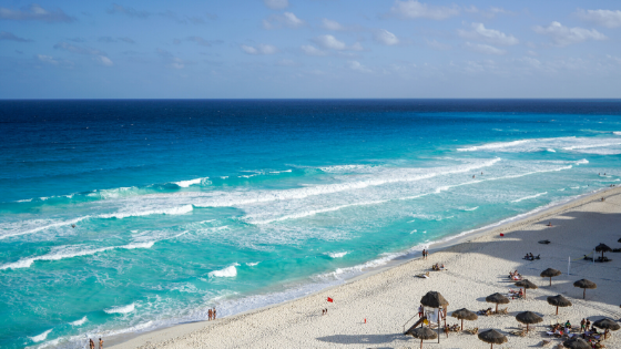 O mar de Cancun é azul-turquesa