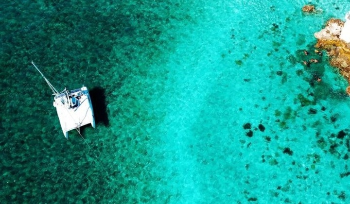 1- Catamarán en arrecife-1-1-1