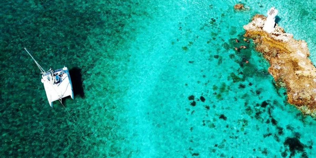 Catamarán en arrecife