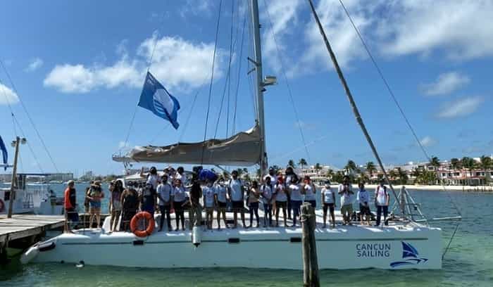 Niños de Manos de Apoyo a bordo de un catamarán de Cancun Sailing-1-1
