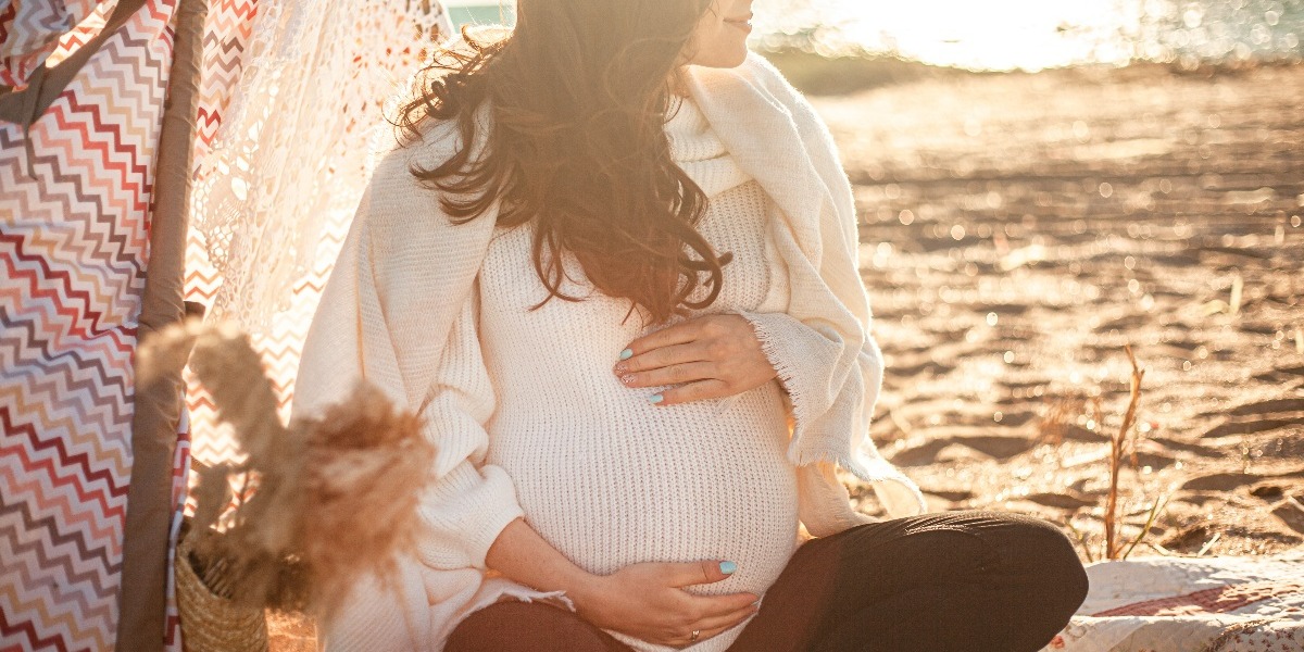Embarazada de vacaciones en la playa