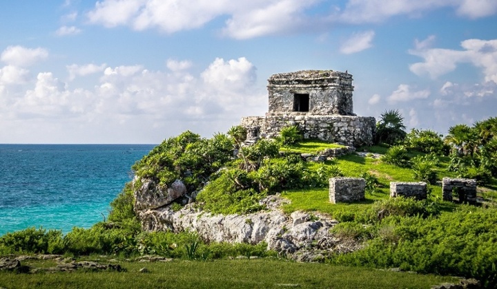Ruínas do Sítio Arqueológico de Tulum de frente para o Mar do Caribe