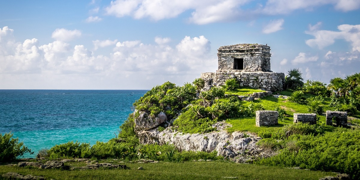 Ruinas de la Zona Arqueológica Tulum frente al mar Caribe
