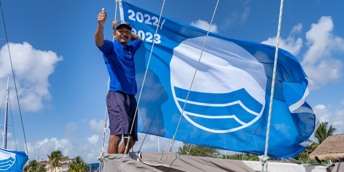 Cancun Sailing Sailor with the Blue Flag