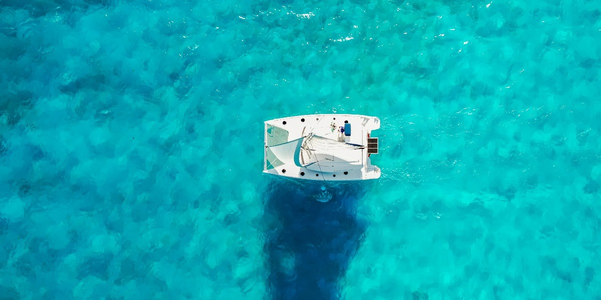 Panales solares en un catamarán de Cancun Sailing