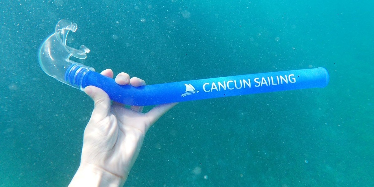 Tubo de snorkel de Cancun Sailing encontrado bajo el mar