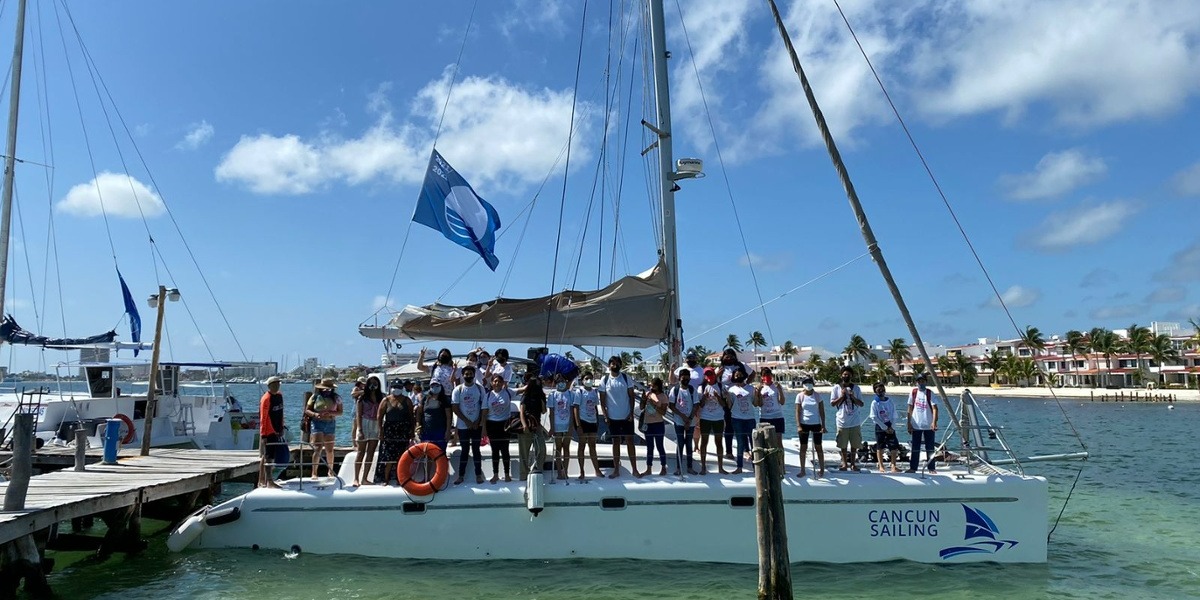 Niños de Huellas de Pan a bordo de un catamaran de Cancún Sailing