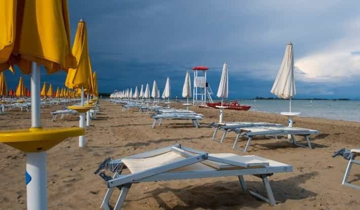 playa-nublado-lluvia