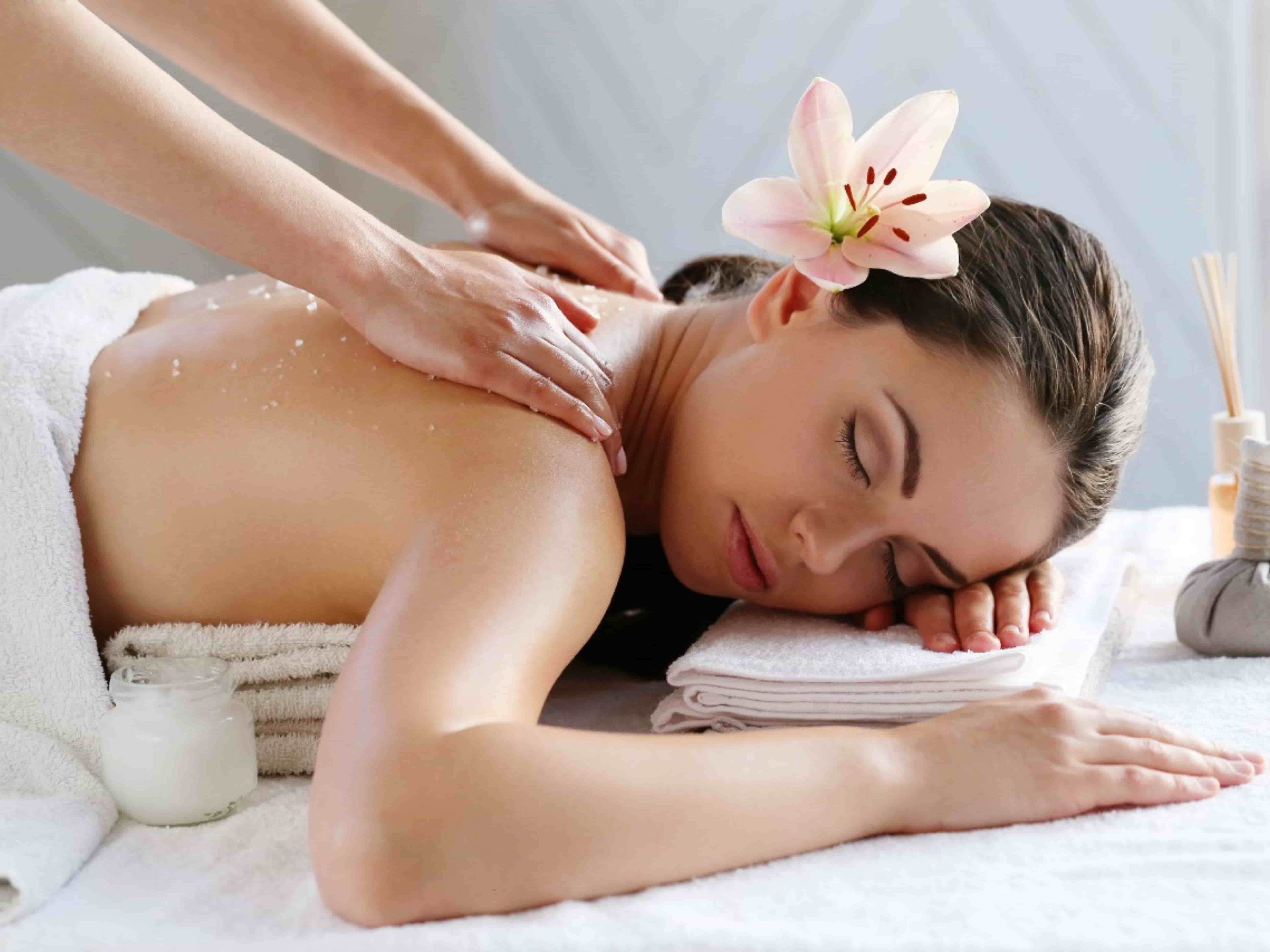 Woman enjoying a massage in Cancun