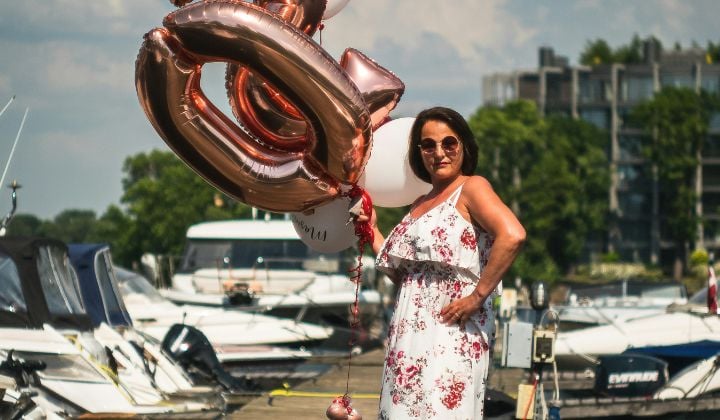 Mujer celebrando su cumpleaños con globos en Cancún