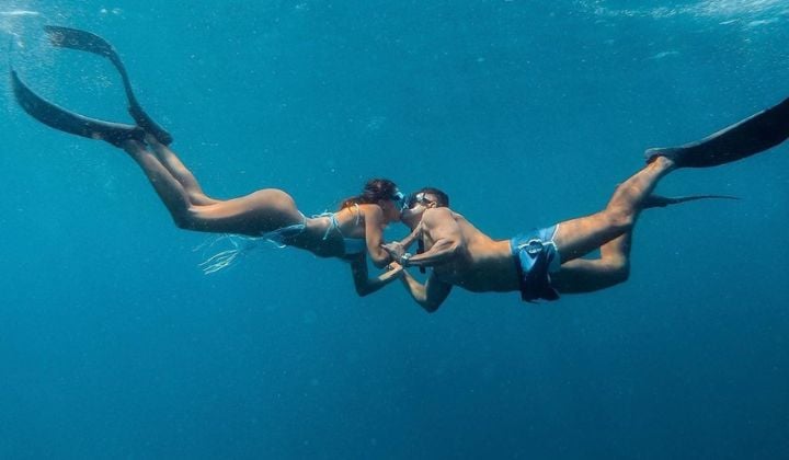 pareja haciendo snorkel en el mar