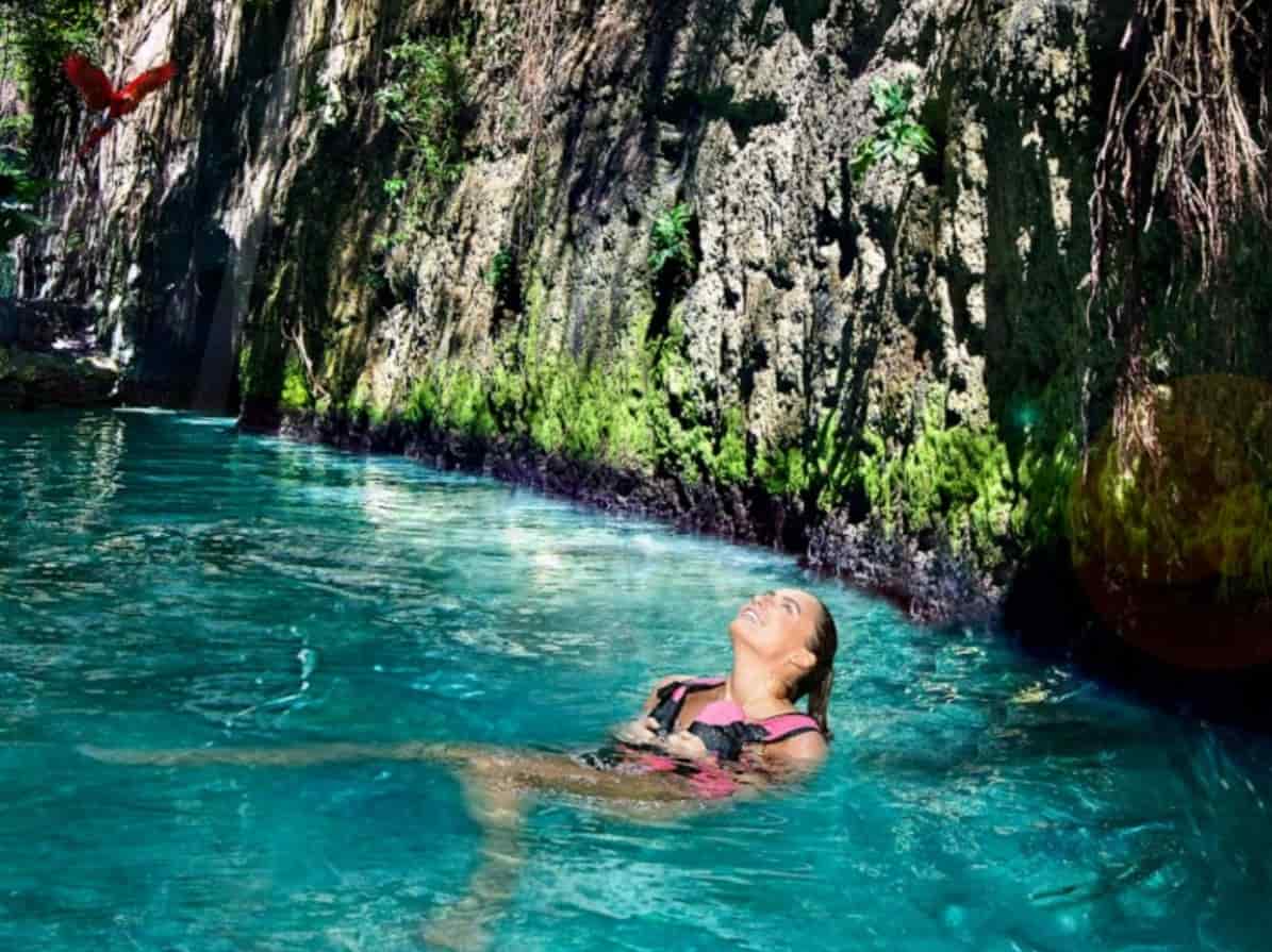 Xcaret Mujer en Cenote