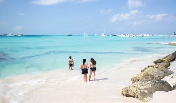 3 Mujeres en el mar azul de Playa Norte en Isla Mujeres México