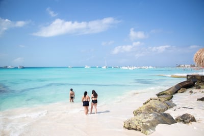 3 Girls at Playa Norte beach in Isla Mujeres 