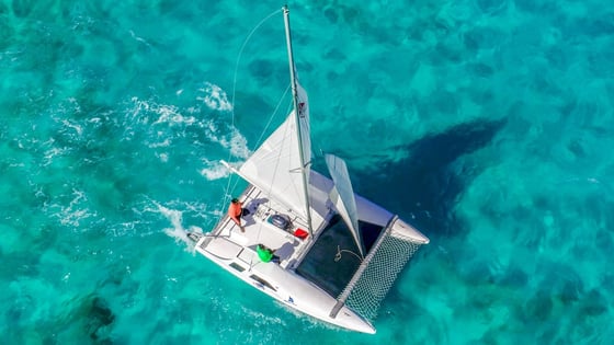 Vista aérea do Seawind da Cancun Sailing